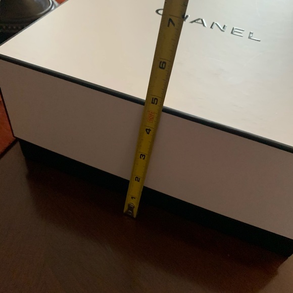 - Large Chanel box - Picture 4 of 7